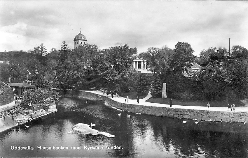 Tryckt text på vykortets framsida: "Uddevalla. Hasselbacken med Kyrkan i fonden".