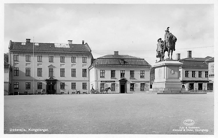 Tryckt text på vykortets framsida: "Uddevalla, Kungstorget".
