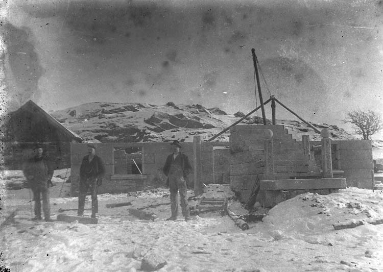 Enligt notering: "Husbygge, Karlslund".