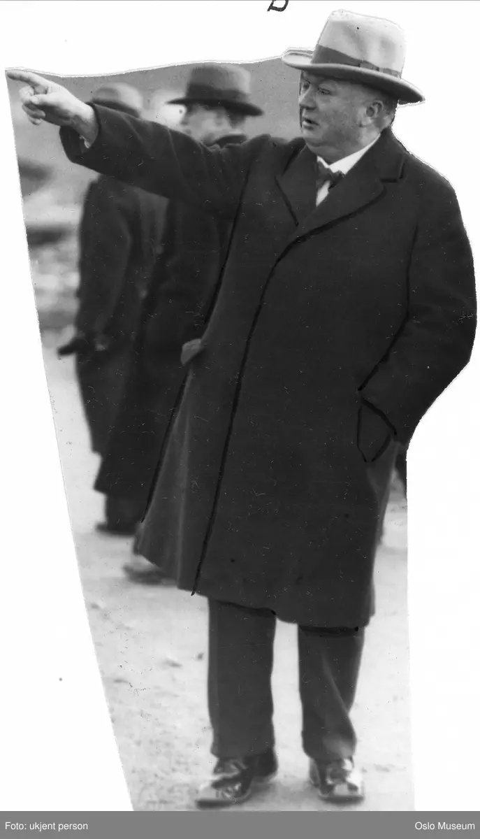 portrett, mann, avdelingsingeniør ved Oslo havnevesen, stående helfigur