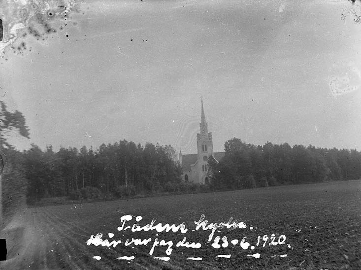 Enligt text på fotot: "Tådene kyrka. Här var jag den 23-6-1920".