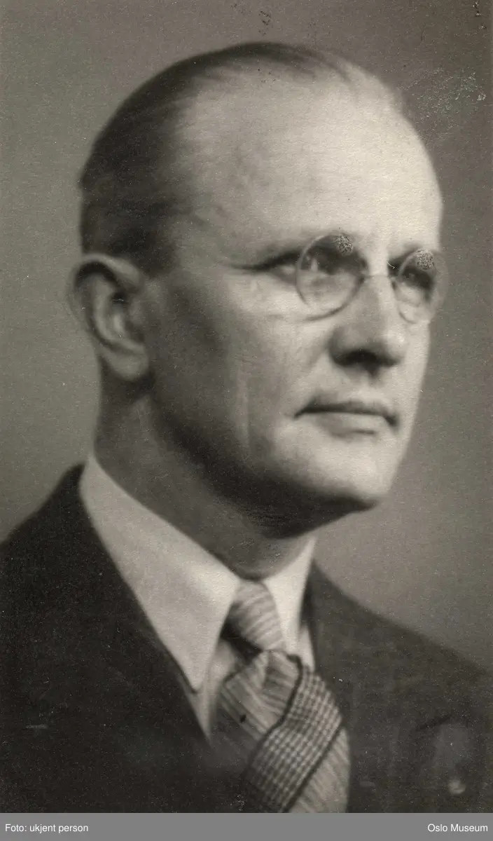 portrett, mann, overlærer ved Tegneskolen, malermester, brystbilde, halvprofil