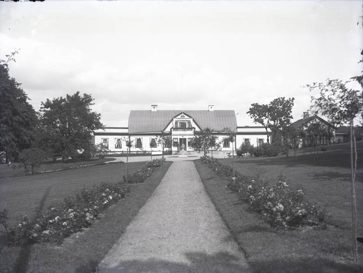 "Direktör O. Bilds bostad omkring 1930. Obs. den gamla arkitekturen."
.