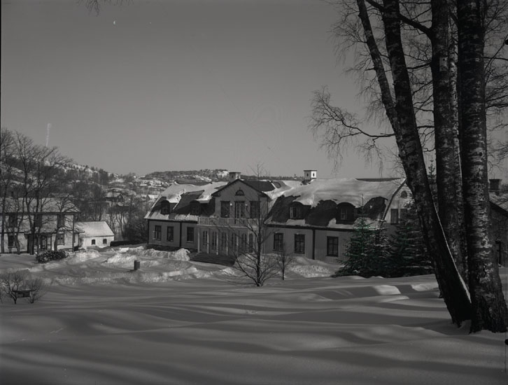 "1937. 3. Herrgården i vinterskrud."

"Bostad för direktören på Munkedals Pappersbruk."