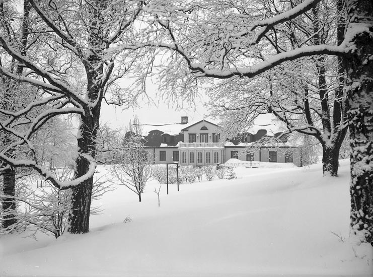 Enligt medföljande noteringar: "1937. 6. Herrgården i snöskrud."