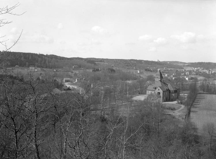 Text som medföljde bilden: "1938. 7. Tingshuset från Stigen med Kvistrum i bakgrunden."