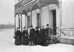 Samlade för fotografering utanför Villa Elfhög, familjen Nyd