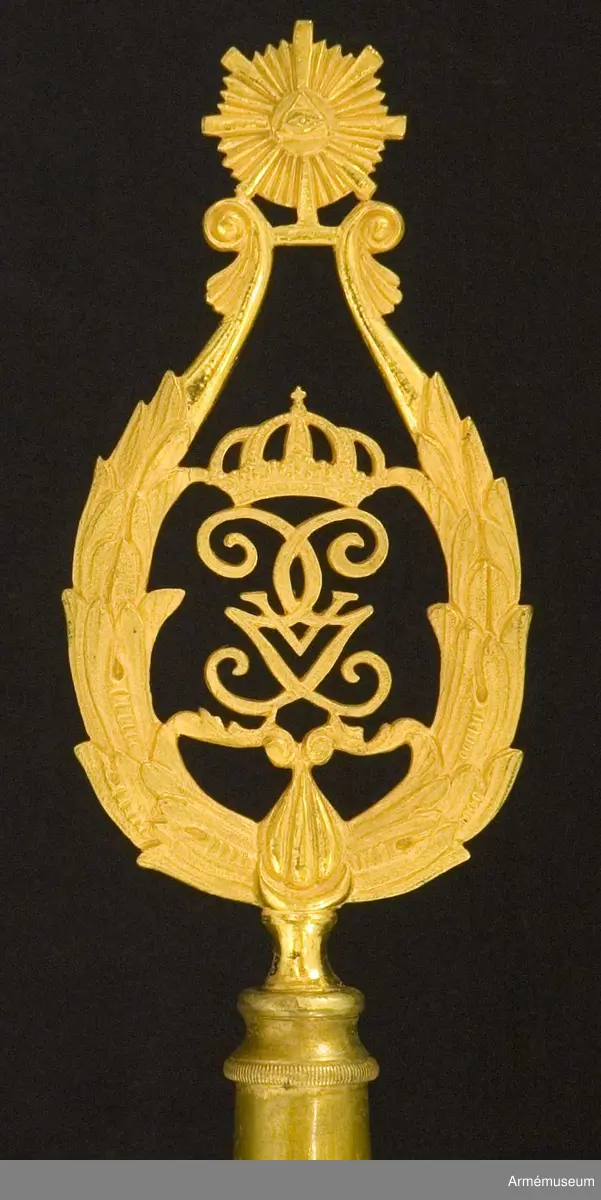 Duk av fansiden i fyrskaftad kypert, delad diagonalt i två fält - det inre gult och det yttra svart. I mitten en cirkel med 800 mm radie med omvända färger och där inne Västergötlands sköldemärke: ett lejon, gult på det svarta och svart på det gula fältet. I fältens delning finns två sex-uddiga stjärnor i guld. Lejonets svarta är applicerat fansiden  med kantsöm i svart silke, det gula är dels applicerat fansiden, dels schattérsöm i gult och vitt siden. Tungan fodrad i rött silke. Omkring vapnet, genombroderat i guld, finns segernamn: SKARA med "1611" under, SKILLINGEHED med 1612, DIRSCHAU och1627,  krönt STUM och 1629, krönt BURGSTALL och 1631, BREITENFELD och  1631, LÜTZEN och 1632 samt krönt LUND med 1676. I övre inre hörnet finns "1.Bn" broderat i guld (två streck  under N). Duken är kantad med ripsband, svart på det svarta och gult på  det gula. Fastspikad med förgyllda spikar. Kravatt av gult och svart kypertvävt fansiden. Guldfrans på kortändarna.

Hel längd 2860 mm, frans 10 mm, bredd 260 mm. Stång av furu - vitmålad. Doppsko konisk med rund knopp av förgylld mässing. Längd 2560 mm. Spets av förgylld mässing, ursprungligen med Oscar I:s krönta monogram som senare felaktigt byttes mot Gustav V:s krönta spegelmonogram inom lyra av lager. Längd 330 mm. Fodral av mörkblått (svart) kläde med skinnskodd topp, dragsko och ficka för spetsblad. Längd 1820 mm, bredd 180 mm.