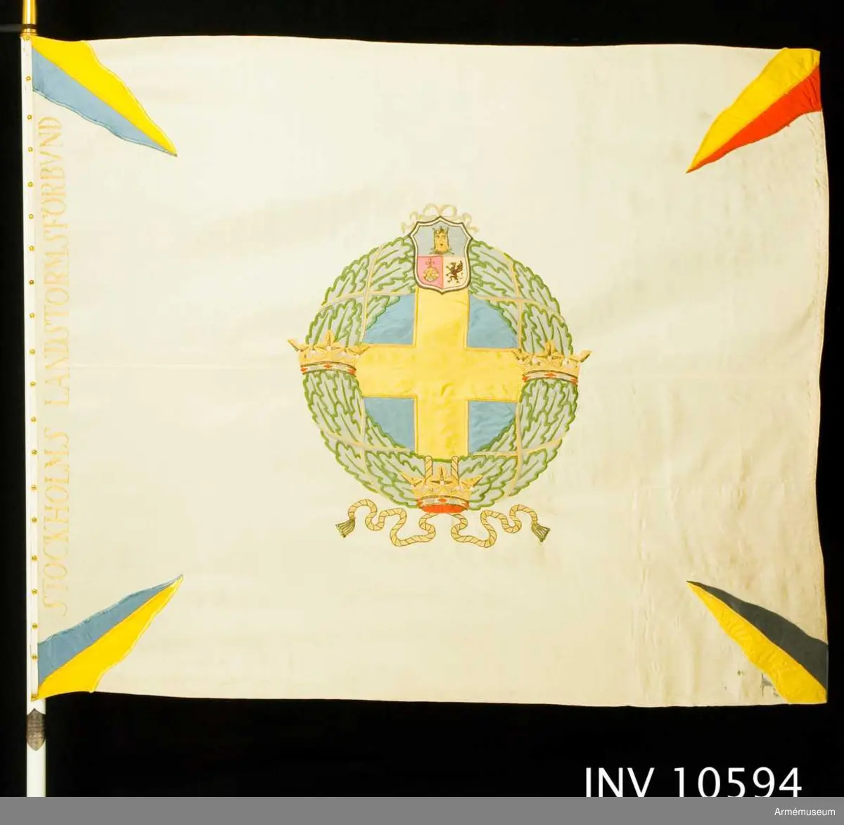 Grupp B I.

Tillverkad hos AB Greta Zachau's Flaggfabrik, Stockholm. Tillverkad och överlämnad till förbundet år 1927. Samhörande spets, kravatt, fodral, innerfodral. Höjd 1190 mm vid stången. Från Stockholms befälsutbildningsförbund genom polisassistent  H. L. Colliander.1974: