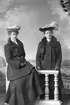 Systrarna Julia och Maria Bohlin 1906