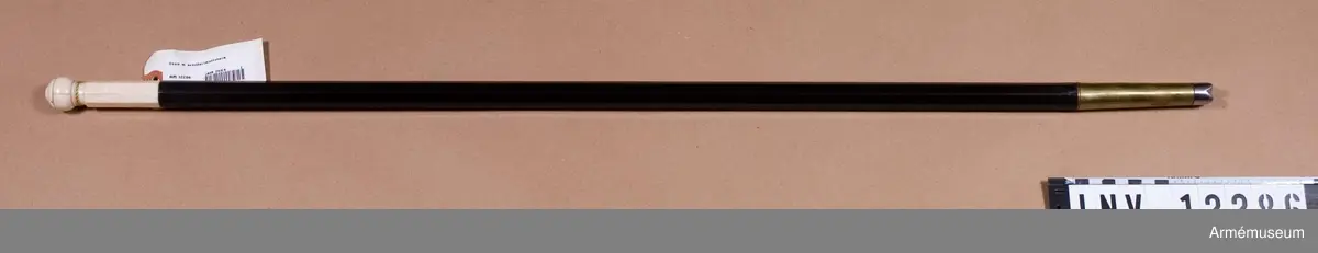 Grupp C II.
Med uppstucken, svensk, artillerimåttstock. 
För generalfälttygmästare och chefen för artilleriet. Buren intill år 1821.

Troligen förvarad å Gen.fälttygm.exp under namnet "General Cardells käpp".