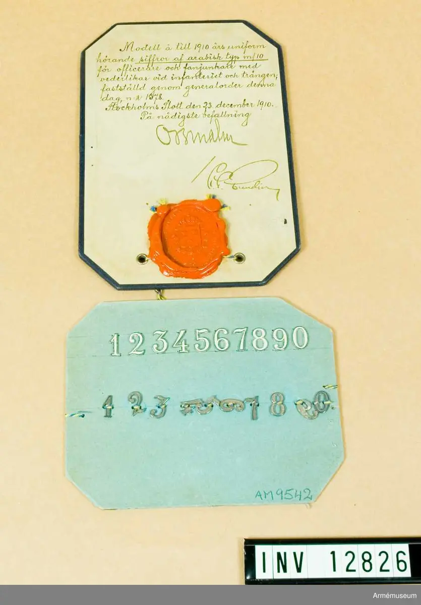Grupp C I.
SIFFROR av arabisk typ m/1910 för officer och fanjunkare vid infanteriet och trängen. 
Mattförsilvrad, för regementsnummer å axeltränsar. 