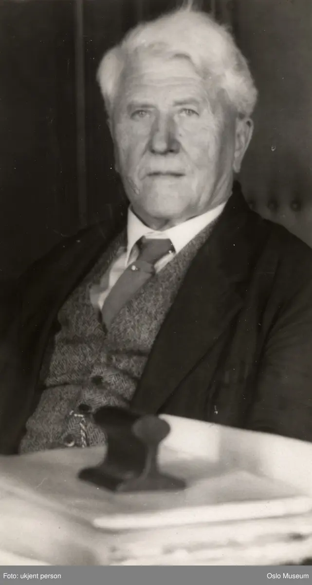 portrett, mann, lærer, jurist, ekspedisjonssjef, sittende halvfigur