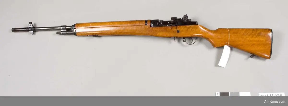 Tillv. nr: 0010. Pipans längd med flamdämpare: 635 mm. Vapnet matas med ammunition från 20-skottsmagasin. Riktmedel: hålsikte på rörlig kuggbåge, korrigeringsmöjligheter för vindavdrift, pelarkorn, utåtsvangda skyddsöron. Visirlinjens höjd över kärnlinjen: 27. Mekanisk eldhastiget: 750-850 skott/min. Projektilens utgångshastighet: 820-840 m/s.
Märkt: U.S. rifle 7,62-MM M14 Springfield Armory 0010.