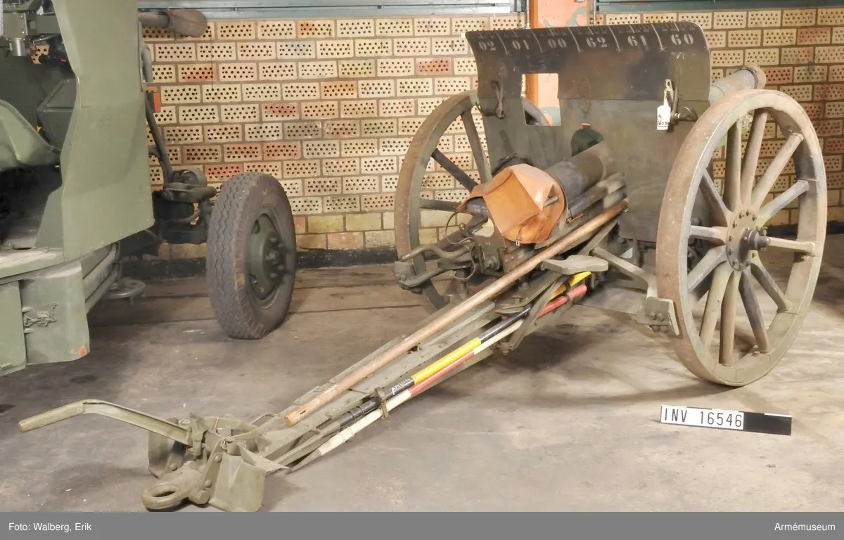 Kanon m/1902. System Krupp. Kaliber: 75 mm. Tillv. nr: 6. Eldrörets yttre längd med bakstycke: 2250 mm. Träekerhjul, hjuldiameter 1300 mm. Helsvanslavett. Största skottvidd: 10000 m. Eldrörets vikt med mekanism: 341 kg. Märkt: Fried Krupp 1903 Essen. Eldröret märkt med Konung Oscar II:s namnchiffer.

Tillbehör: 2 st riktkäppar, 1 st borstviskarstång.