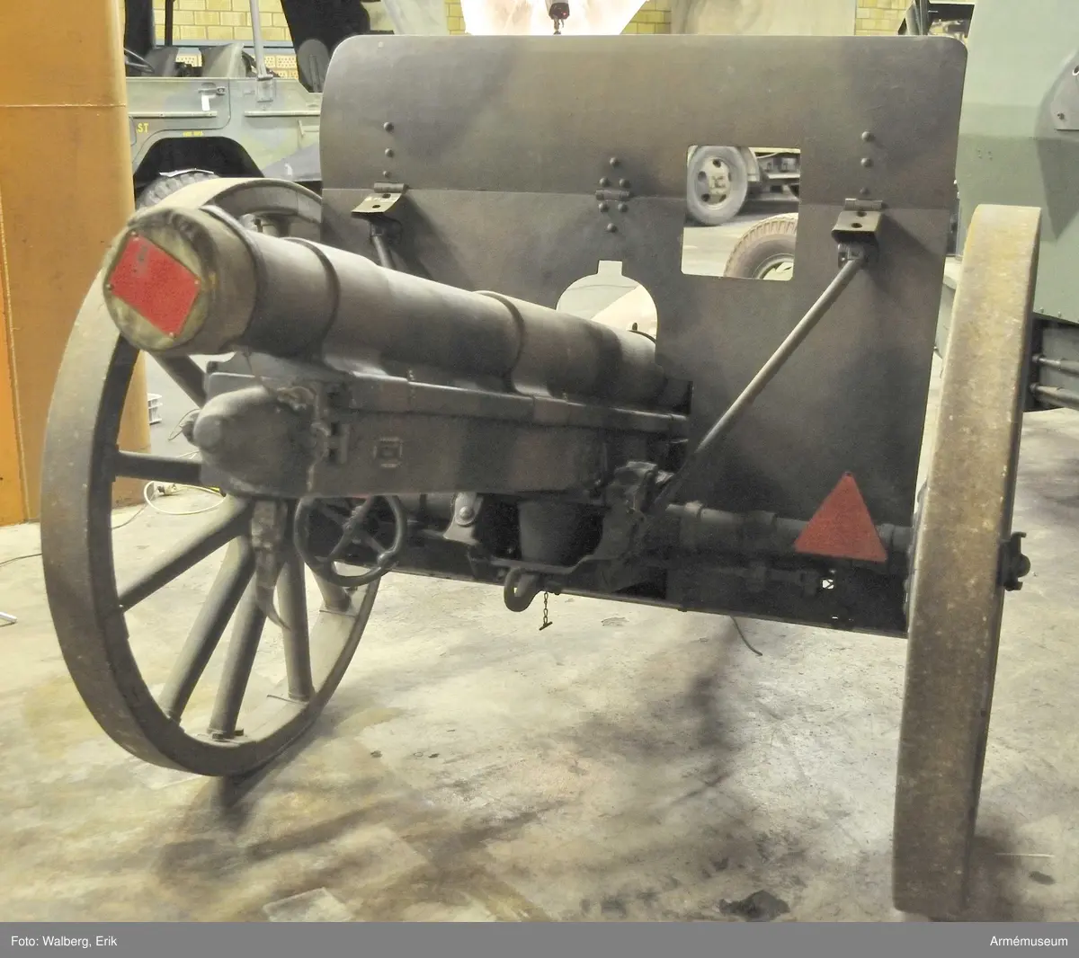 Kanon m/1902. System Krupp. Kaliber: 75 mm. Tillv. nr: 6. Eldrörets yttre längd med bakstycke: 2250 mm. Träekerhjul, hjuldiameter 1300 mm. Helsvanslavett. Största skottvidd: 10000 m. Eldrörets vikt med mekanism: 341 kg. Märkt: Fried Krupp 1903 Essen. Eldröret märkt med Konung Oscar II:s namnchiffer.

Tillbehör: 2 st riktkäppar, 1 st borstviskarstång.