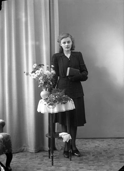 Enligt fotografens journal nr 7 1944-1950: "Eriksson, Elisabeth Gåre Spekeröd".