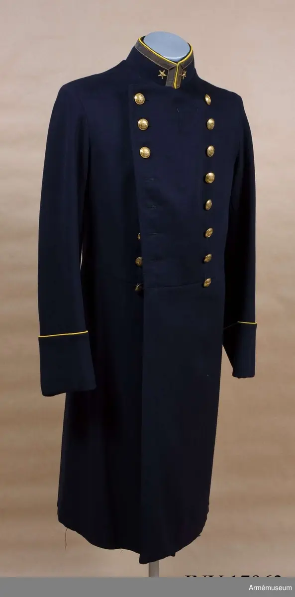 Inne i plaggets vänstra bröstficka sitter en etikett från skrädderiet med texten "Militär Ekiperings AB Kungl. Hofleverantör MEA Stockholm, den 16/2 1920 Herr Överstelöjtnant C. H. W. Landegren".