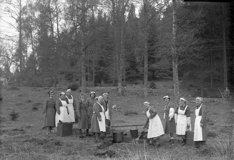 Enligt fotografens journal nr 7 1944-1950: "Hemvärnsövning Lottor vid Kokeriet".