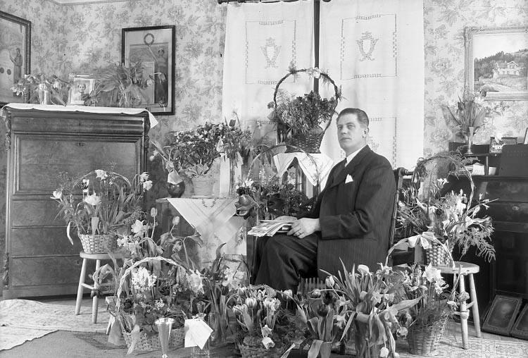 Enligt fotografens journal nr 7 1944-1950: "Johansson, Herr John Holm, Stenungsund 50 årsdag".