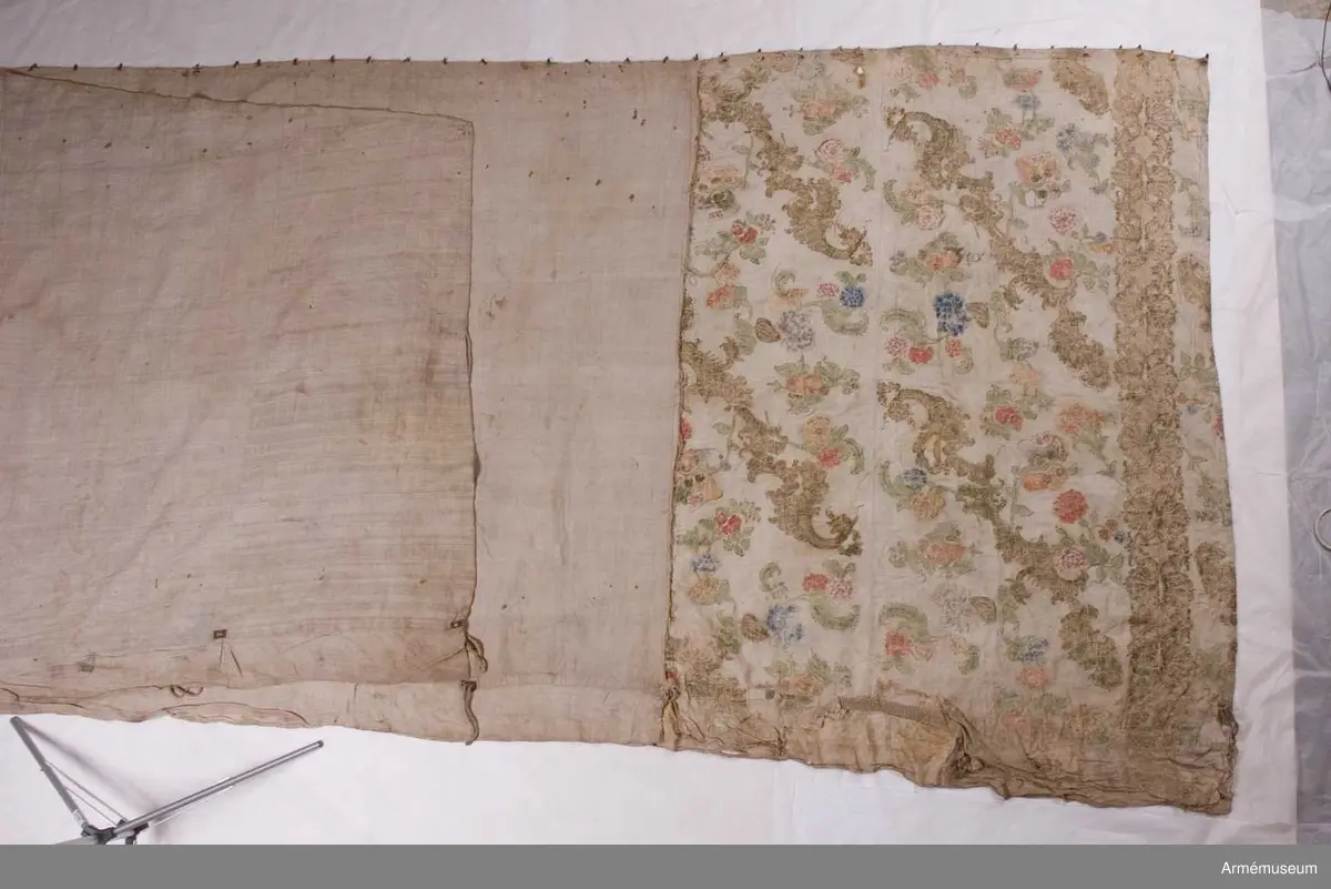 Tältvägg med utsida i linne och blommig insida. Mönstret tyder på 1700-tal och rokoko. Slingrande naturmotiv med blommor och frukter med ornamentik i ett ramverk av koraller och musslor. Pastell i rosa, pärlgrå och blågröna toner. 
Det Posseska tältet har troligen bestått av såväl ytter- som innertält. Antagligen var det Posseska tältet regementschefens bostad vid Axvalla hed under 1800-talets början. Omkretsen har troligen uppgått till 33 m.