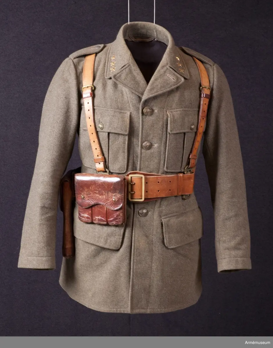 Grupp C I.
Ur uniform för svenska frivilligkåren. Ändrad och utdelad januari 1940 såsom uniform för Svenska frivilligkåren, senare ändrad för användning i Norge 13 april-20 juni 1940.
Gradbeteckning för kapten, placerad av kapten G Benckert.
Uniformen är försedd med norska knappar.