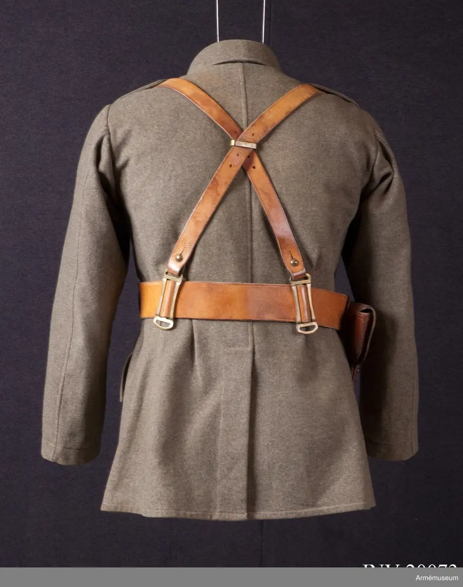Grupp C I.
Ur uniform för svenska frivilligkåren. Ändrad och utdelad januari 1940 såsom uniform för Svenska frivilligkåren, senare ändrad för användning i Norge 13 april-20 juni 1940.
Gradbeteckning för kapten, placerad av kapten G Benckert.
Uniformen är försedd med norska knappar.