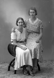 Kusinerna Irma Pettersson och Eréne Petrusson 1932