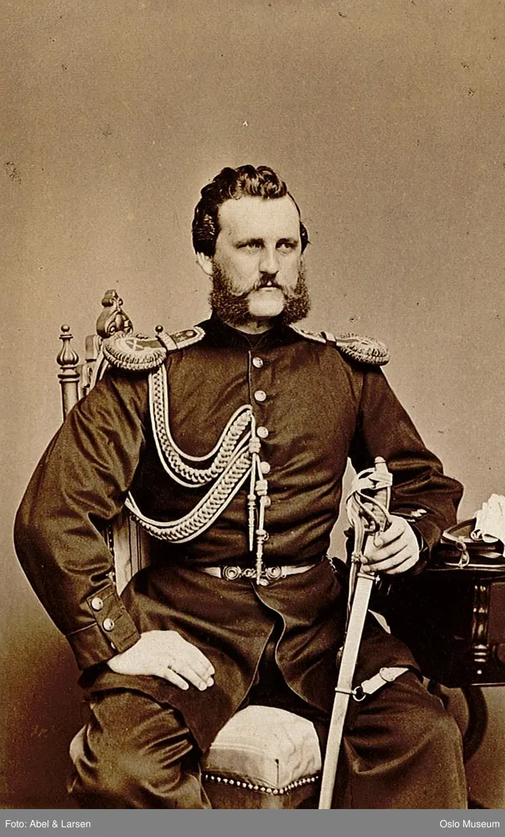 portrett, mann, oberstløytnant, uniform, sittende knefigur