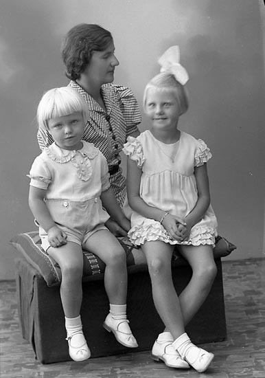 Enligt fotografens journal nr 6 1930-1943: "Strandberg, Fru Stenungsund".