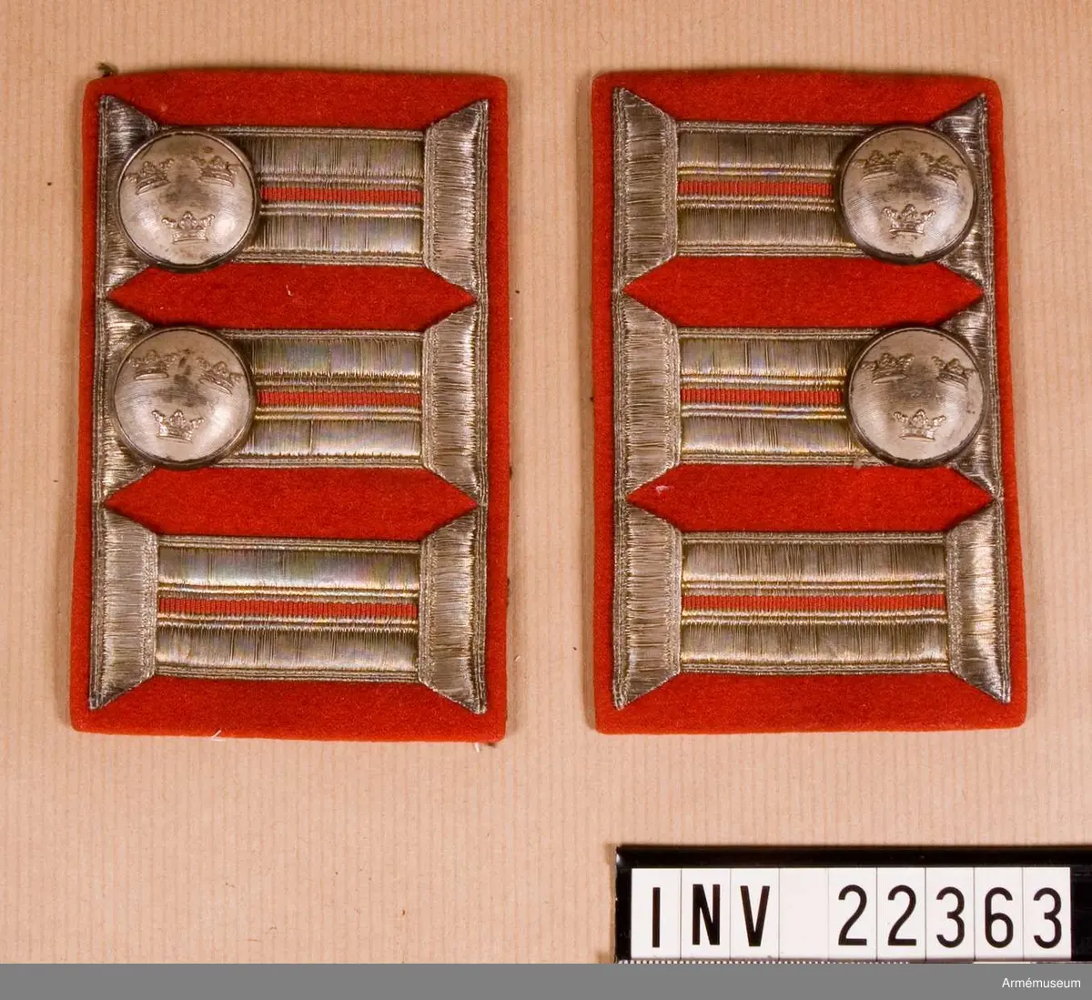 Ärmuppslag med knapphål.