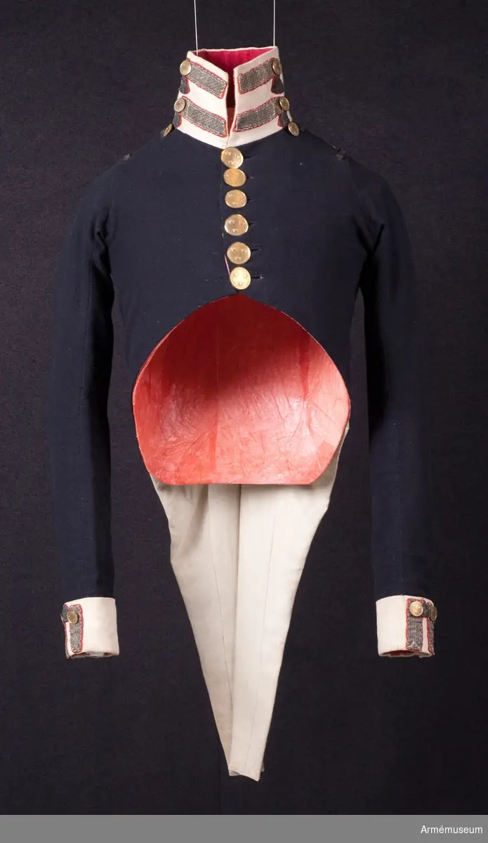 Mörkblå frack med vita detaljer och förgyllda mässingsknappar.

Fracken är sydd av blåsvart fint kläde, med vit, hög krage som i nacken bak går ned i en spets. Uddig guldgalon på kragen och tre knappar av mindre modell än mitt fram. Sidenband på båda axlarna för fastsättning av epåletter. Ärmuppslagen är vita med två guldgaloner på varje med knappar upptill. På bakstycket blindfickor med guldgalon på röd matta; tre stycken med knappar nedanför på frackskörten. Skörten är fodrade med vitt, tunt ylletyg som även använts till uppviken. Två granater som är en symbol för grenadjärerna är broderade  med metalltråd längst ner i skörtens spetsar.
I livet bak sitter två knappar som dekoration. Fram knäpps fracken med 6 stora guldknappar med tre kronor på räfflad botten.
Fracken är konstruerad med fram- och sidstycken i ett. Sidorna går ner och bildar tudelat frackskört bak. Båden har varit fodrad med rött fint ylletyg, troligen en rask. Under konservering har fodret ersatts med rosa sidentyg i sidorna. Ärmarna är fodrade med fint vitt linne, men den nederste delen av ärmen har en infodring av samma röda tyg som i bålen.