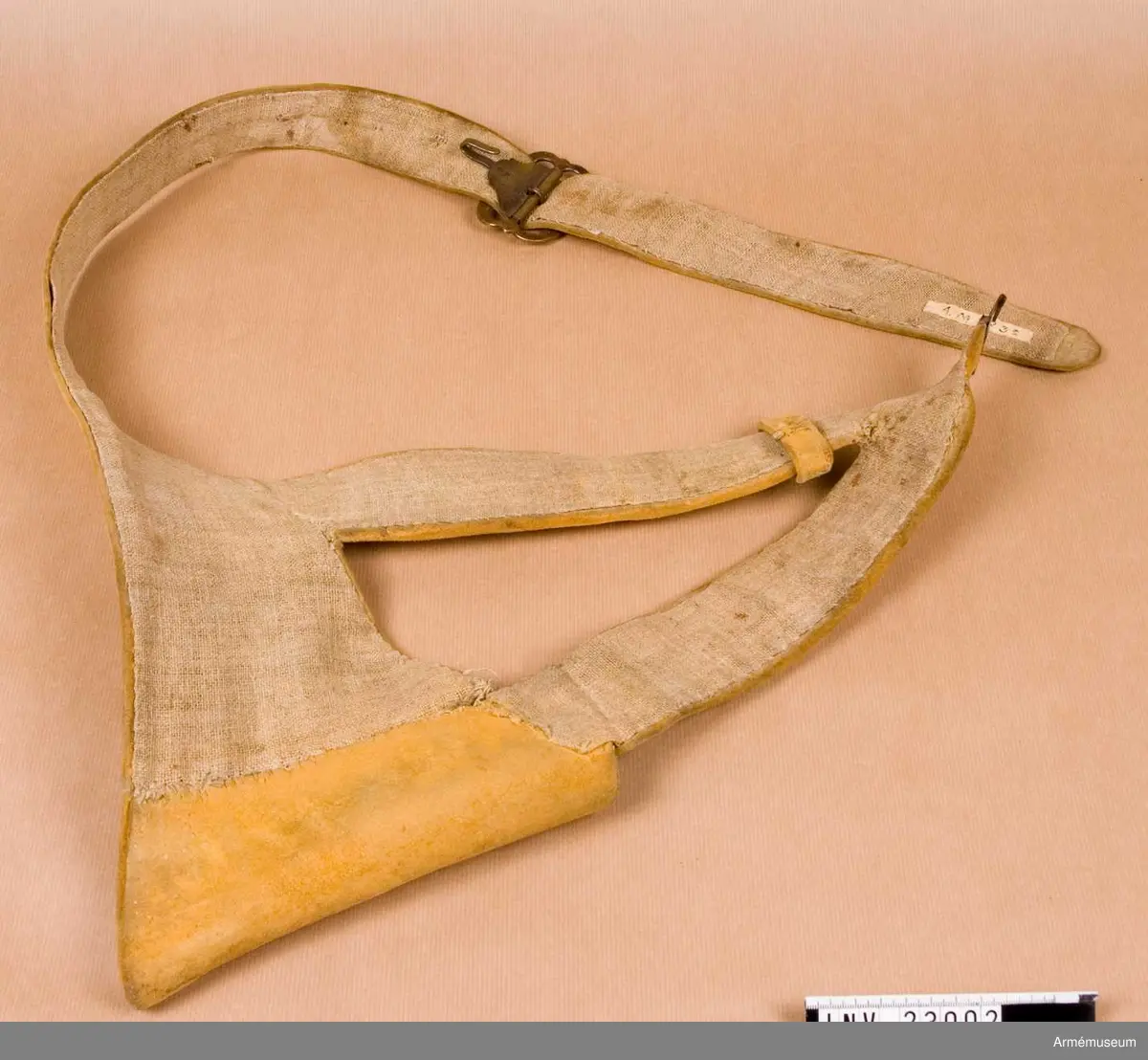 Livgehäng tillverkat av sämskad renhud, fodrat med linne.