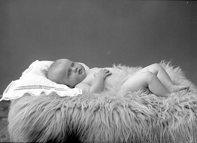 Enligt fotografens journal nr 6 1930-1943: "Martell, Kerstin Här".