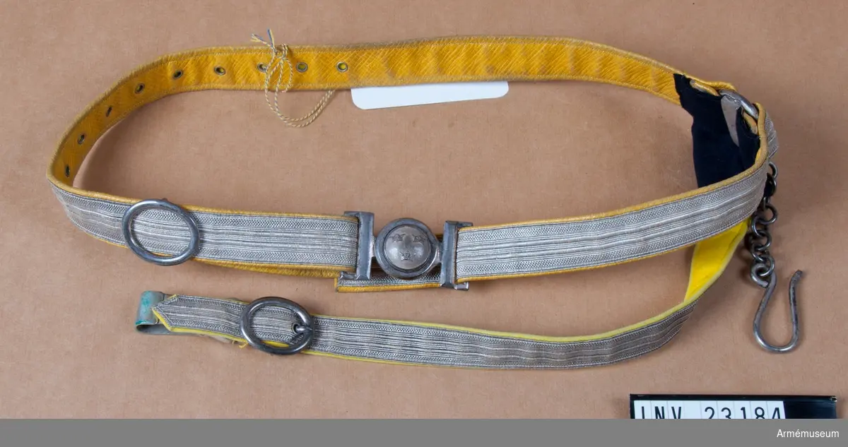 Av silvergalon med Svea livgardes knapp i spännet.