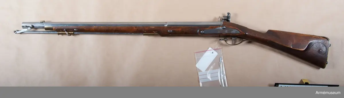 Studsare med flintlås. Med krutmått.