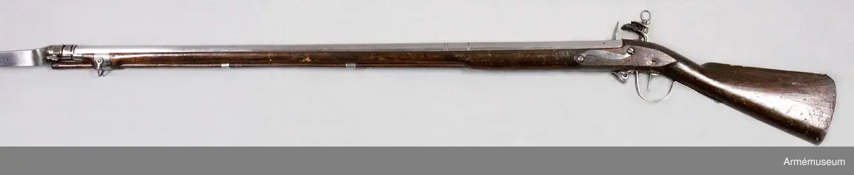 Grupp E II.
Fransk typ.
Stämplarna är inte reproducerade. Frånsett anordningen för bajonett är vapnet fullkomligt likt musköt m/1690 (AM 4074). Nominalkaliber: 20,04 mm. Verklig kaliber: 19,85 mm. Loppets relativa längd: 54 kal.

PIPAN Kammarstycket 28,2 cm långt, baktill åttkantigt, framtill  på en längd av 2,1 cm sextonkantigt, längst fram begränsat av två insvarvade ränder. 3,55 cm framför det sistnämnda går ett  par liknande ränder kring det runda, långa fältet och 0,4 cm  längs fram åter ett par. Knappformigt korn 2,25 bakom mynningen lågt ståndsikte längs fram på svansskruvsstjärten. 4,8 cm bakom mynningen går en skarpkantig, 0,4 cm bred och 0,3 cm hög pip ring kring pipan. På kammarstycket finns till H ett inslaget bakvänt P eller  möjligen ett d, upptill kronstämpel och 3, till V en stämpel med  monogram av B och L, på undersidan ett inhugget P och ett A. Tre häften. Korsskruven går nedifrån.

LÅSET liknar fullkomligt 1690 års (AM 4074). Kullrigt bleck, varhake, läppskruven med ring, vars diameter är omkring 2 cm. Pannstjärten är kort, eldstålsfjäderns bukt går framför främre låsskruvens ände hanhalsen är baktill flat, eldstålsfjäderns skruv går utifrån och i stället för pannskruv finns en nit. På bleckets utsida ett inslaget S.

STOCK av svart björk. Plan kolvrygg, avrundad häl, kräva. I piprännans botten är P A inhugget. På kolvens högra sida 12. Framstocken slutar 5,1 cm bakom mynningen. 

JärnplåtsBESLAG består av en bakplåt, som är fäst med stift, stor varbygel, som baktill hålles fast av två stift,framtill av korsskruven, kort, med två stift fäst avtryckarebleck, S-formigt sidbleck, två släta mellanrörkor, 3 cm brett  krävbeslag och 1,7 cm brett näsbleck. Varbygelns bakre arm har en stämpel med A och M i monogram och den korta främre är längst fram utbildad till en ögla för den bakre rembygeln. Den främre, U-formiga rembygelns skruv genom kräva och  krävbeslaget.

LADDSTOCK av trä har på smaländen ett 5,8 cm långt järnbeslag med gängat hål för kratsen. Låset är tillverkat av bössmeden Pieter Starbhus i Stockholm.