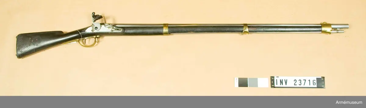 Gevär med flintlås, på pipa och lås årtalet 1799. Jfr AM 1932:7494.