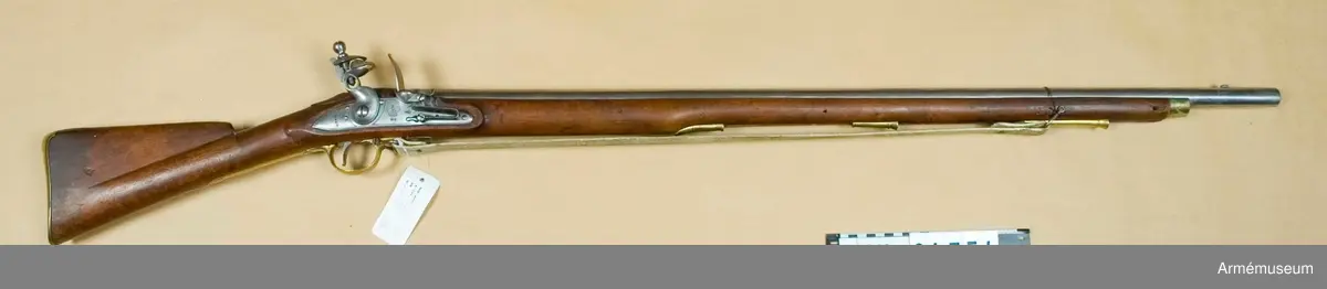 Stocken märkt 1832. Varför det kan antagas att vapnet hör till det parti engelska vapen som moderniserats vid denna tidpunkt för svenskt bruk. På svansstjärten en krönt 4:a.