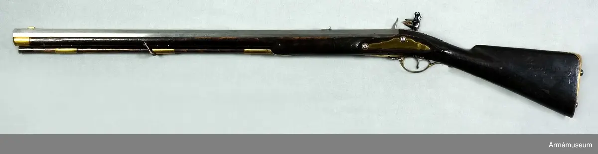Pipan är åttkantig. Längst bak är tjockleken 3,4 cm, över mellanrörkan är den 2,8 cm och vid mynningen är den 3,1 cm ("stukat gods"). Loppet har åtta halvrunda spiralräfflor, som gör 3/4 varv på piplängden. Ett med fot försett järnsikte sitter inlaxat i pipans omkr 14 cm framför bakänden. Ett mässingskorn, som har laxfot sitter 2,9 cm bakom mynningen. På pipans översida krönt N T (Norrtälje). På undersidan ett R och ett P. Pipan har häften och fasthålles med stift. 

Låset har platt, med bräckta kanter och försänkt bakspets försett bleck. Pannskruven går inifrån men skruven för eldstålsfjädern går utifrån. Hanen har varhake och fängpannan har både eldskärm och arm, som stöder eldstålsskruven. På bleckets utsida under eldstålsfjädern stämpel med C B.

Stocken är av björk och svart. Framstocken är falsad längs laddstocksrännans kanter och vid svansskruvsstjärtens slut finns ett enkelt bladornament. På kolvens högra sida en med skjutlock försedd kolvlåda. På samma sida är nummret 149 inslaget, men på vänstra sidan står siffran 2. 

Alla beslag är av mässing. Sidblecket är stort, platt med bräckta kanter, nära nog trekantigt, dock med de två översidorna fasonerade. Bakplåten har spets, som går in över kolvryggen och som där är fäst med en skruv. I själva bakplåten sitter två skruvar, som ha utstående huvud. Varbygeln är rätt låg. Dess främre arm har docka, den bakre fasthålles av två skruvar. De tre släta, rätt långa rörkorna är litet kullriga samt ha förstärkt bak- och framkant. Näsblecket fasthåles av ett stift. Den främre rembygelns skruv går genom framstocken litet framför mellanrörkan, men den nedre rembygelns går genom varbygelns främre del.Laddstocken är av trä. Tjockänden är skodd med horn. På smaländen sitter ett rätt långt järnbeslag, som har ett gängat hål för kratsen. I kolvlådan förvaras en krats.