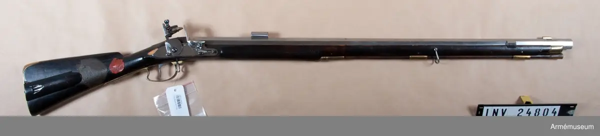 Studsare med flintlås.
Nominal kaliber 16 mm. Verklig kaliber 15,9 mm. 

Pipan är åttkantig. Avsedd för sabelbajonett. Tjockleken är vid bakänden 3,2 cm, vid mynningen 2,4 cm. Loppet är snarast åttkantigt med de runda räfflorna anbringade i vinklarna mellan åttkantens sidor. Dylik räffling är mycket vanlig på svenska lodbössor. 
Ett 2,4 cm långt mässingskorn är inlaxat i pipan 4,3 cm bakom mynningen. Laxfoten är 1,1 cm lång. Siktet är inlaxat omkring 15 cm framför pipans bakände. Det är av svensk lodbössemodell och består av en 1,8 cm lång järnränna, som sitter på laxfot. Avståndet mellan rännans väggar är 1,1 cm. mellan väggarna är den av en bit blyplåt bestående siktbalen inpassad. Hela siktet skyddas av en påskjuten, 3,9 cm lång järnhylsa,"solsike".  
Baktill på pipans översida finnes en kronstämpel. En 2 cm lång, smal, konisk, nedtill tillsluten holk sitter 13,5 cm bakom mynningen på pipans högra sida. OBS! Räfflorna är raka!

Låset påminner mycket om 1791 års infanterigevärslås. Det har dock studel och eldskärm. Blecket är platt och nedsänkt i jämnhöjd med stockens yta. Pannskruven går inifrån, eldstålsfjäderns skruv utifrån. Fängpannan har arm.

Stocken är svart, enkel och av björk. På kolvens högra sida finnes skjutlolck försedd kolvlåda, på samma sida finnes Krigskollegiums sigill i rött lack och en fastlistrad, sköldformig pappersbit med påskrift: "Studsare för Savolax fotjägare".

Beslagen är av mässding. bakplåten har bred, i tre kanter fasetterad flik, som skjuter in över kolvryggen. Två små, med låga, avrundade huvud försedda skruver fasthålla bakplåten. Varbyeln är baktill böjd i vinkel. Dess korta främre arm fasthålles av den nedifrån gående korsskruven. Den bakare varbygelarmen är fäst med en skruv.

Sidblecket är vinkelformigt, som på m/1791. De tre rörkorna är litet kupiga, släta och har förstärkt bak- och framkant. Den bakre, tresidiga rembygeln går genom ett hål i varbyelns främre arm bakom korsskruven. På en vid kolvhalsen fäst papperbit står "No. 26. Modell till Studsare för Savolax Fotjägre".

Laddstocken är av trä. Tjockänden är skodd med horn. På smaländen sitter ett långt, med gängat hål för kratsen I kolvlådan ligger en krats. Den har upptill en gängad tapp. Sedan får den formen av en ganska lång, omvänd kon, från vars smalände de två spiralformig krökta klorna utgå.