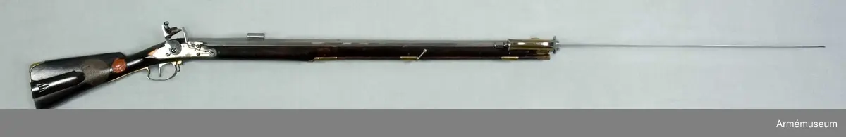 Studsare med flintlås.
Nominal kaliber 16 mm. Verklig kaliber 15,9 mm. 

Pipan är åttkantig. Avsedd för sabelbajonett. Tjockleken är vid bakänden 3,2 cm, vid mynningen 2,4 cm. Loppet är snarast åttkantigt med de runda räfflorna anbringade i vinklarna mellan åttkantens sidor. Dylik räffling är mycket vanlig på svenska lodbössor. 
Ett 2,4 cm långt mässingskorn är inlaxat i pipan 4,3 cm bakom mynningen. Laxfoten är 1,1 cm lång. Siktet är inlaxat omkring 15 cm framför pipans bakände. Det är av svensk lodbössemodell och består av en 1,8 cm lång järnränna, som sitter på laxfot. Avståndet mellan rännans väggar är 1,1 cm. mellan väggarna är den av en bit blyplåt bestående siktbalen inpassad. Hela siktet skyddas av en påskjuten, 3,9 cm lång järnhylsa,"solsike".  
Baktill på pipans översida finnes en kronstämpel. En 2 cm lång, smal, konisk, nedtill tillsluten holk sitter 13,5 cm bakom mynningen på pipans högra sida. OBS! Räfflorna är raka!

Låset påminner mycket om 1791 års infanterigevärslås. Det har dock studel och eldskärm. Blecket är platt och nedsänkt i jämnhöjd med stockens yta. Pannskruven går inifrån, eldstålsfjäderns skruv utifrån. Fängpannan har arm.

Stocken är svart, enkel och av björk. På kolvens högra sida finnes skjutlolck försedd kolvlåda, på samma sida finnes Krigskollegiums sigill i rött lack och en fastlistrad, sköldformig pappersbit med påskrift: "Studsare för Savolax fotjägare".

Beslagen är av mässding. bakplåten har bred, i tre kanter fasetterad flik, som skjuter in över kolvryggen. Två små, med låga, avrundade huvud försedda skruver fasthålla bakplåten. Varbyeln är baktill böjd i vinkel. Dess korta främre arm fasthålles av den nedifrån gående korsskruven. Den bakare varbygelarmen är fäst med en skruv.

Sidblecket är vinkelformigt, som på m/1791. De tre rörkorna är litet kupiga, släta och har förstärkt bak- och framkant. Den bakre, tresidiga rembygeln går genom ett hål i varbyelns främre arm bakom korsskruven. På en vid kolvhalsen fäst papperbit står "No. 26. Modell till Studsare för Savolax Fotjägre".

Laddstocken är av trä. Tjockänden är skodd med horn. På smaländen sitter ett långt, med gängat hål för kratsen I kolvlådan ligger en krats. Den har upptill en gängad tapp. Sedan får den formen av en ganska lång, omvänd kon, från vars smalände de två spiralformig krökta klorna utgå.