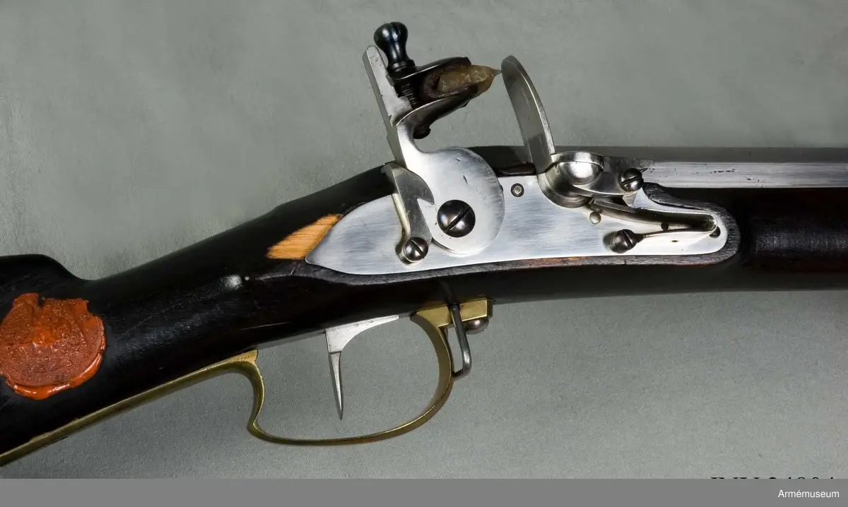 Studsare med flintlås.
Nominal kaliber 16 mm. Verklig kaliber 15,9 mm. 

Pipan är åttkantig. Avsedd för sabelbajonett. Tjockleken är vid bakänden 3,2 cm, vid mynningen 2,4 cm. Loppet är snarast åttkantigt med de runda räfflorna anbringade i vinklarna mellan åttkantens sidor. Dylik räffling är mycket vanlig på svenska lodbössor. 
Ett 2,4 cm långt mässingskorn är inlaxat i pipan 4,3 cm bakom mynningen. Laxfoten är 1,1 cm lång. Siktet är inlaxat omkring 15 cm framför pipans bakände. Det är av svensk lodbössemodell och består av en 1,8 cm lång järnränna, som sitter på laxfot. Avståndet mellan rännans väggar är 1,1 cm. mellan väggarna är den av en bit blyplåt bestående siktbalen inpassad. Hela siktet skyddas av en påskjuten, 3,9 cm lång järnhylsa,"solsike".  
Baktill på pipans översida finnes en kronstämpel. En 2 cm lång, smal, konisk, nedtill tillsluten holk sitter 13,5 cm bakom mynningen på pipans högra sida. OBS! Räfflorna är raka!

Låset påminner mycket om 1791 års infanterigevärslås. Det har dock studel och eldskärm. Blecket är platt och nedsänkt i jämnhöjd med stockens yta. Pannskruven går inifrån, eldstålsfjäderns skruv utifrån. Fängpannan har arm.

Stocken är svart, enkel och av björk. På kolvens högra sida finnes skjutlolck försedd kolvlåda, på samma sida finnes Krigskollegiums sigill i rött lack och en fastlistrad, sköldformig pappersbit med påskrift: "Studsare för Savolax fotjägare".

Beslagen är av mässding. bakplåten har bred, i tre kanter fasetterad flik, som skjuter in över kolvryggen. Två små, med låga, avrundade huvud försedda skruver fasthålla bakplåten. Varbyeln är baktill böjd i vinkel. Dess korta främre arm fasthålles av den nedifrån gående korsskruven. Den bakare varbygelarmen är fäst med en skruv.

Sidblecket är vinkelformigt, som på m/1791. De tre rörkorna är litet kupiga, släta och har förstärkt bak- och framkant. Den bakre, tresidiga rembygeln går genom ett hål i varbyelns främre arm bakom korsskruven. På en vid kolvhalsen fäst papperbit står "No. 26. Modell till Studsare för Savolax Fotjägre".

Laddstocken är av trä. Tjockänden är skodd med horn. På smaländen sitter ett långt, med gängat hål för kratsen I kolvlådan ligger en krats. Den har upptill en gängad tapp. Sedan får den formen av en ganska lång, omvänd kon, från vars smalände de två spiralformig krökta klorna utgå.