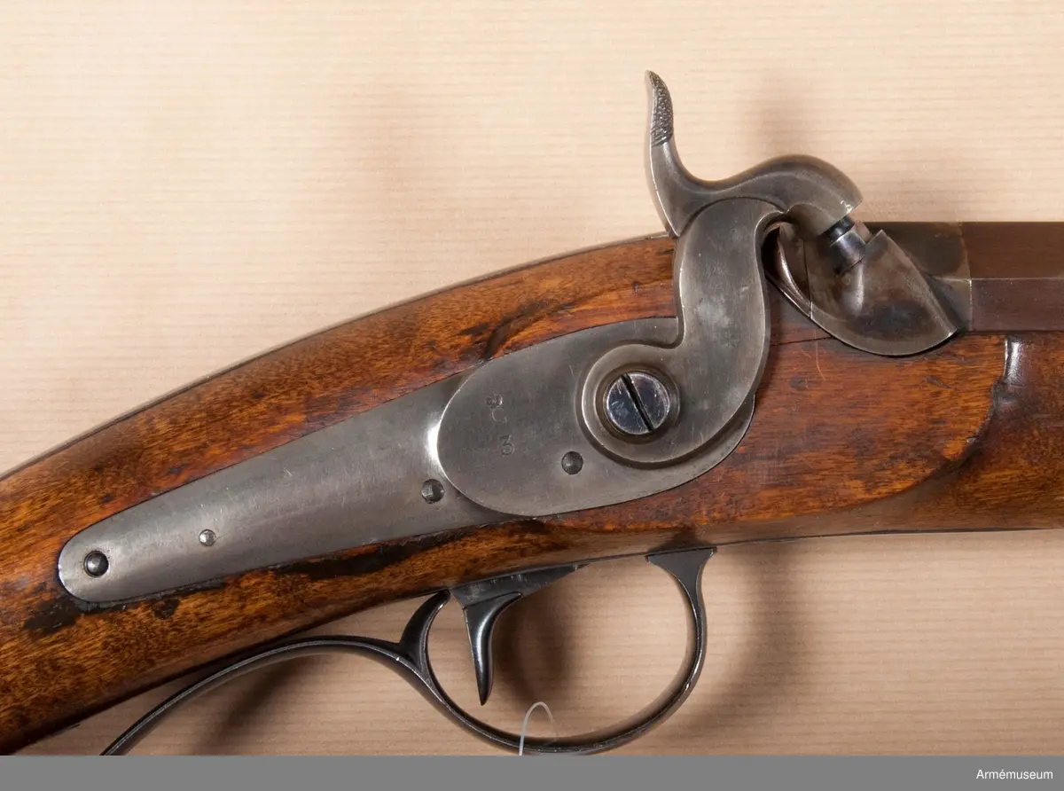 Kal. 19 mm. Studsare med slaglås. Pipans längd (med patentsvansskruven) 83 cm. Antal räfflor: 8 st. Räffelstigning: 3/4 varv på piplängden.
Med undantag av att pipan med svansjärnet äro brungjorda och att patensvansskruven är gråhärdad överenstämmer vapnet helt med studsaren m/1840, AM 24817. Baktill på pipans översida står krönt C (Carl Gustafs stads gevärsfaktori). På vänstra sidan är numret 3 och på undersidan är P, NMW, CGW, 2, och 1841 inslaget. 
Låset är gråhärdat. På låsbleckets utsida står krönt C och numret 3, på insidan IF, W och 1841. På låsets alla skruvar är siffran 3 inslagen. På stockens vänstra sida bakom sidblecket står 1841 och siffran 3.  
På sidbleckets insida står IF, på bakplåtens spets, på korsskruvens och på låsskruvarnas huvud är siffran 3 inslagen.

Tillverkningsnummer 3