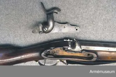 Flintlåset ändrat till slaglås. Låset tillverkat i Norrtälje.