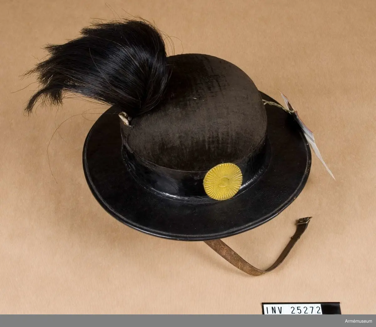 Grupp C I.
Hatt tillhörande paraduniform för manskap vid Värmlands fältjägarkår; 1859-1902.
Uniformen består av vapenjacka, byxor, hatt med plym, patronkök med livrem.
