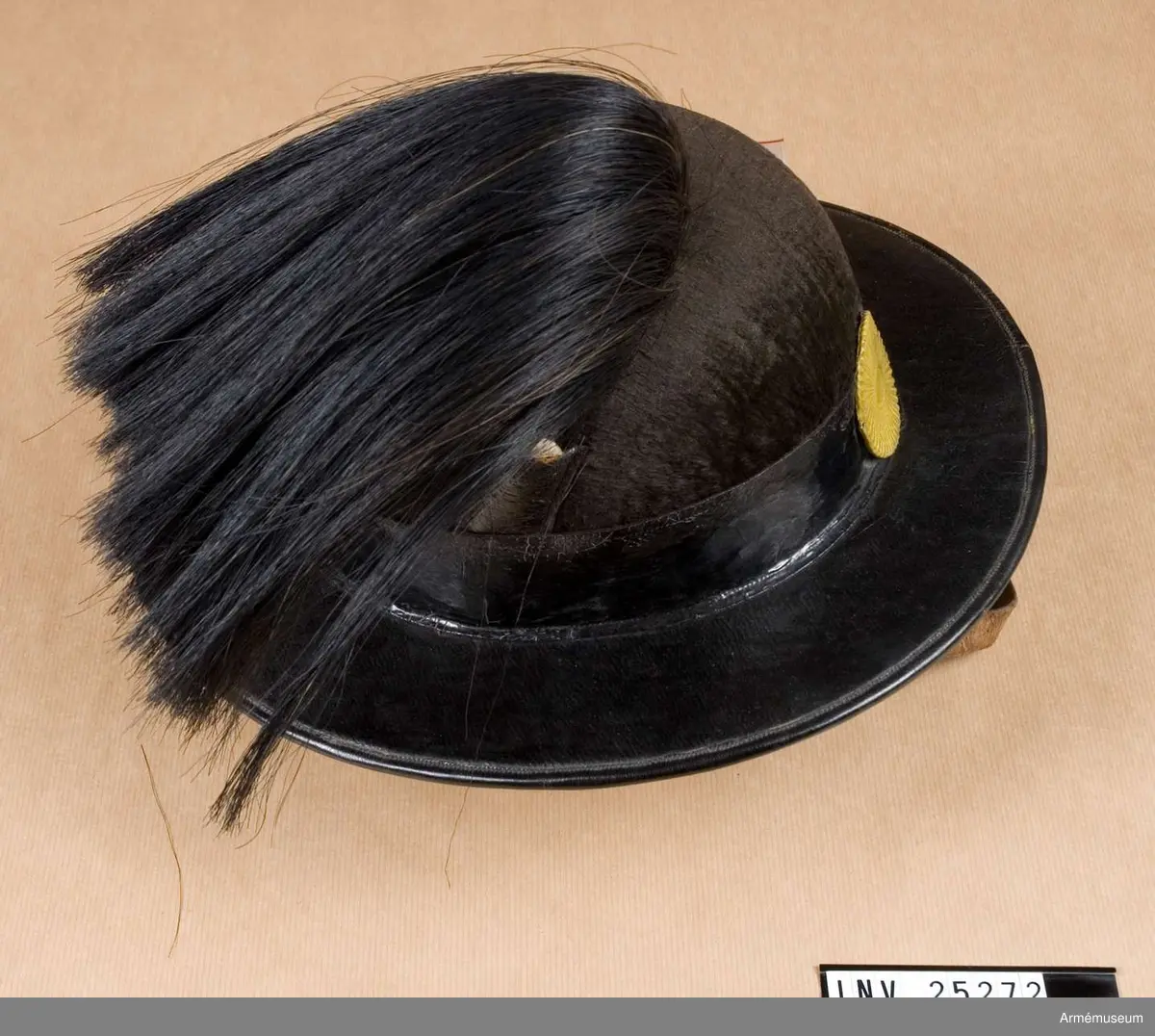 Grupp C I.
Hatt tillhörande paraduniform för manskap vid Värmlands fältjägarkår; 1859-1902.
Uniformen består av vapenjacka, byxor, hatt med plym, patronkök med livrem.