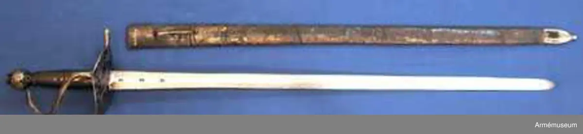 Klingan har på var sida tre stämplar och upptill på kvartsidan dessutom P-stämpel. Fästet är svärtat. Kavellindningen är av mässingstråd. Tumbygel saknas.
Värjan är ursprungligen en infanterivärja m/1685, som förkortats och vars tumbygel borttagits.