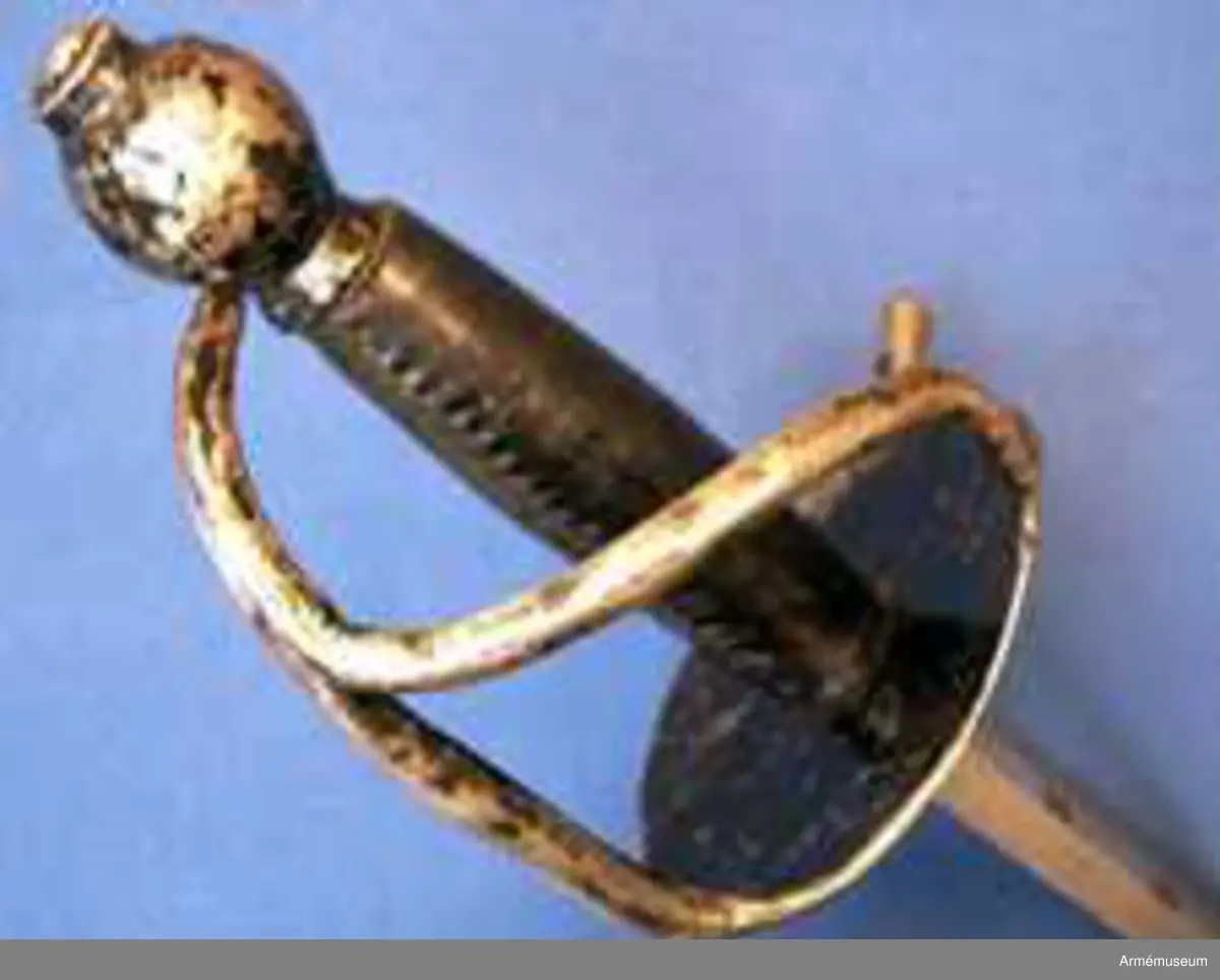 Klingan har på var sida tre stämplar och upptill på kvartsidan dessutom P-stämpel. Fästet är svärtat. Kavellindningen är av mässingstråd. Tumbygel saknas.
Värjan är ursprungligen en infanterivärja m/1685, som förkortats och vars tumbygel borttagits.