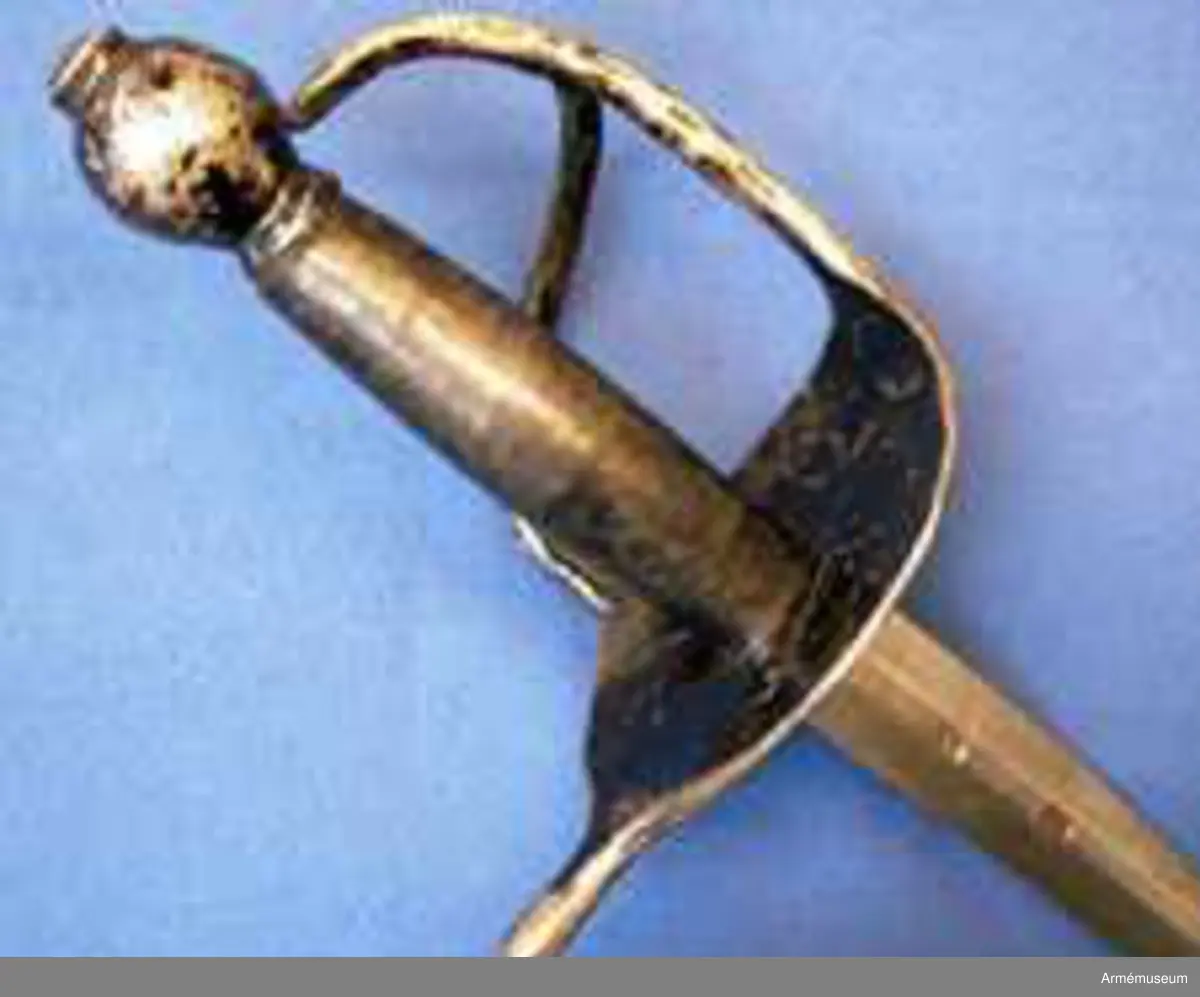 Klingan har på var sida tre stämplar och upptill på kvartsidan dessutom P-stämpel. Fästet är svärtat. Kavellindningen är av mässingstråd. Tumbygel saknas.
Värjan är ursprungligen en infanterivärja m/1685, som förkortats och vars tumbygel borttagits.